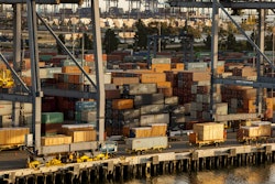 conatiners pilingup PortofLA 580658de18e62