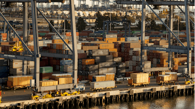 conatiners pilingup PortofLA 580658de18e62