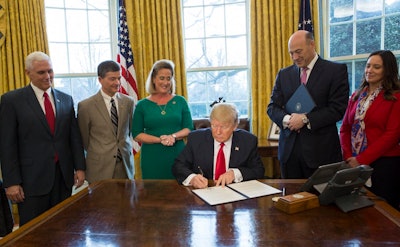 Trump signs financial regulation executive order 59778b7679b77