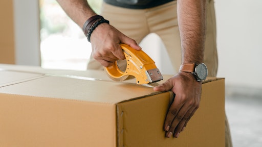 Crop Man Taping Carrying Box With Scotch 4246120