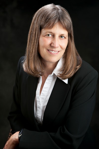 Headshot Val Hoge