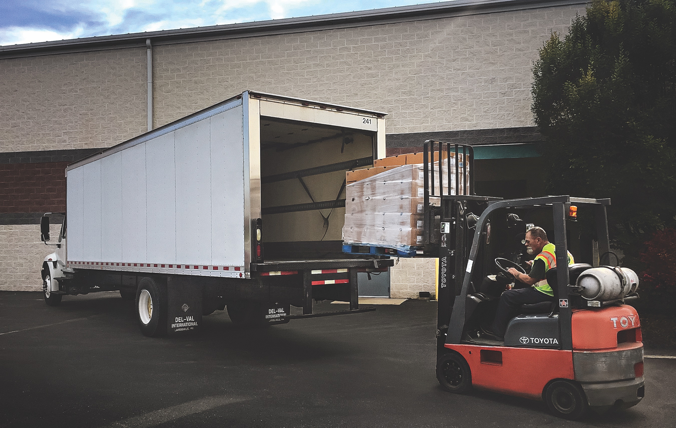 Perc Helping Harvest Forklift Outdoor 02